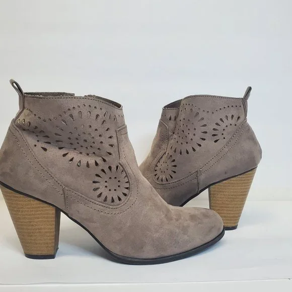Qupid Taupe Ankle Laser Cut Stacked Heel Side Zip Women's Botties US 8 - Picture 1 of 6